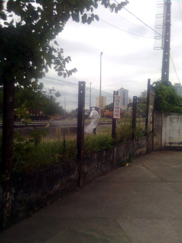 FLAGRANTE: Ferrovia Centro Atlântica despeja veneno no centro da cidade de Divinópolis capinando quimicamente a via férrea capina quimica - fca divinopolis 4